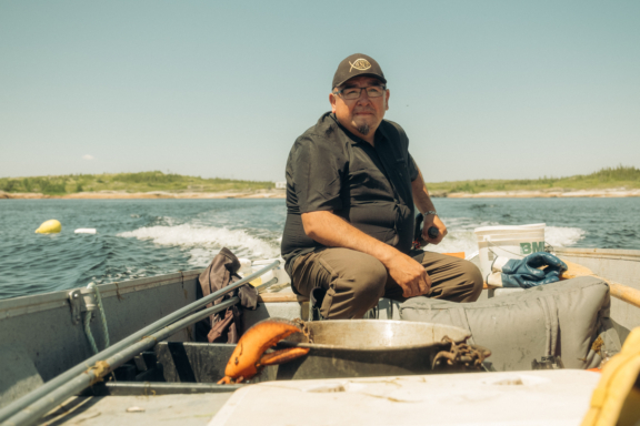 Natashquan, entre les traditions maritimes et les paysages, un reportage sur la rencontre et un guide des lieux.