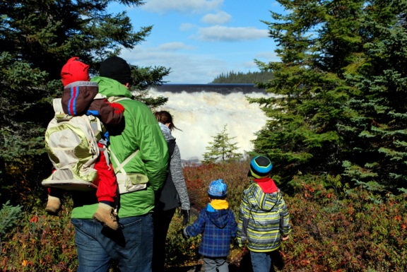 744_2_20211202094500-parc-taiga-famille-devant-la-chute-01-marylene-bergeron